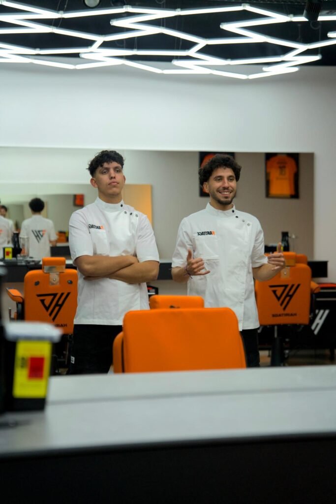 Hamza et Hamza, fondateurs de Hairitage, dans leur salon