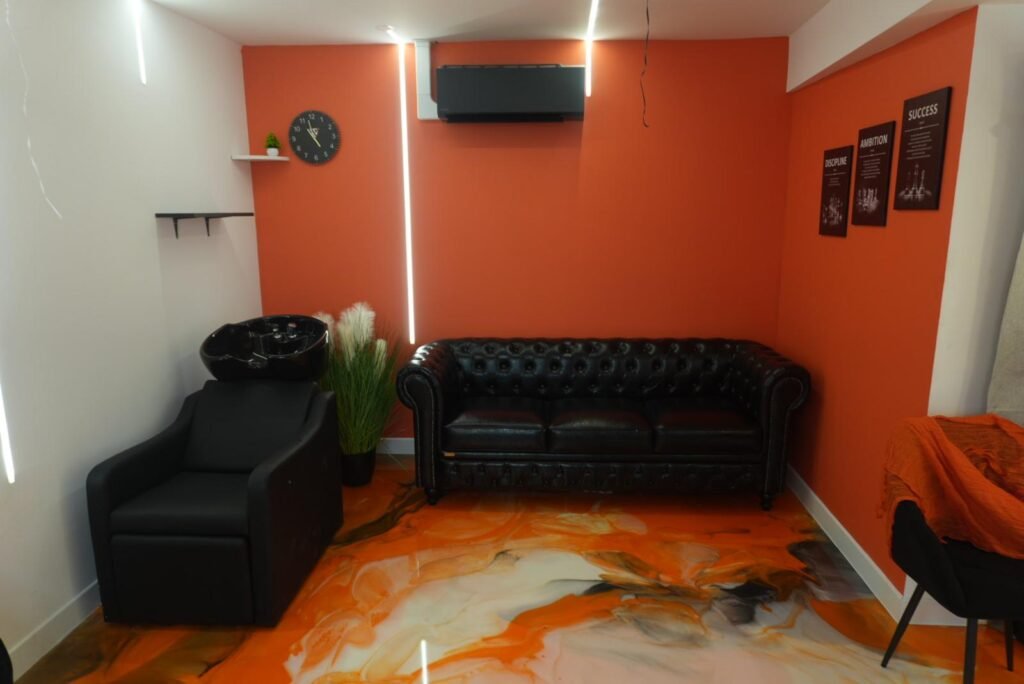 Bac à shampoing et canapé Chesterfield chez Hairitage