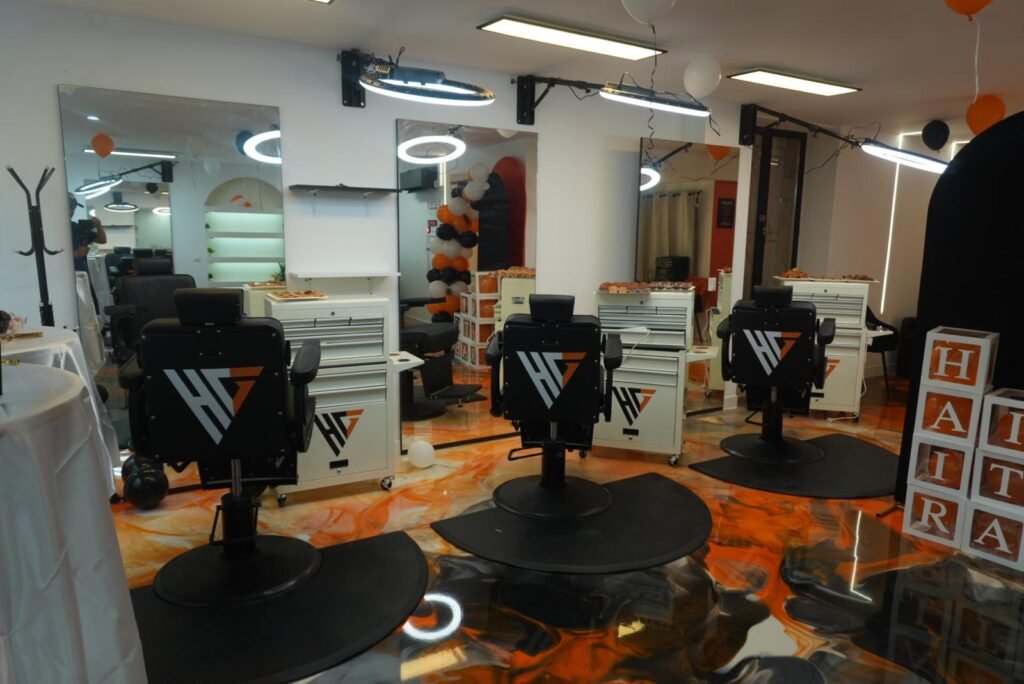 Postes de coupe Hairitage avec fauteuils noirs au logo