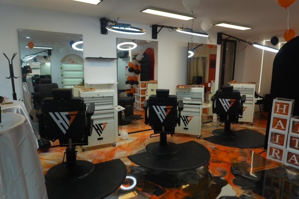 Salon Hairitage : miroirs, éclairages et fauteuils de barbier