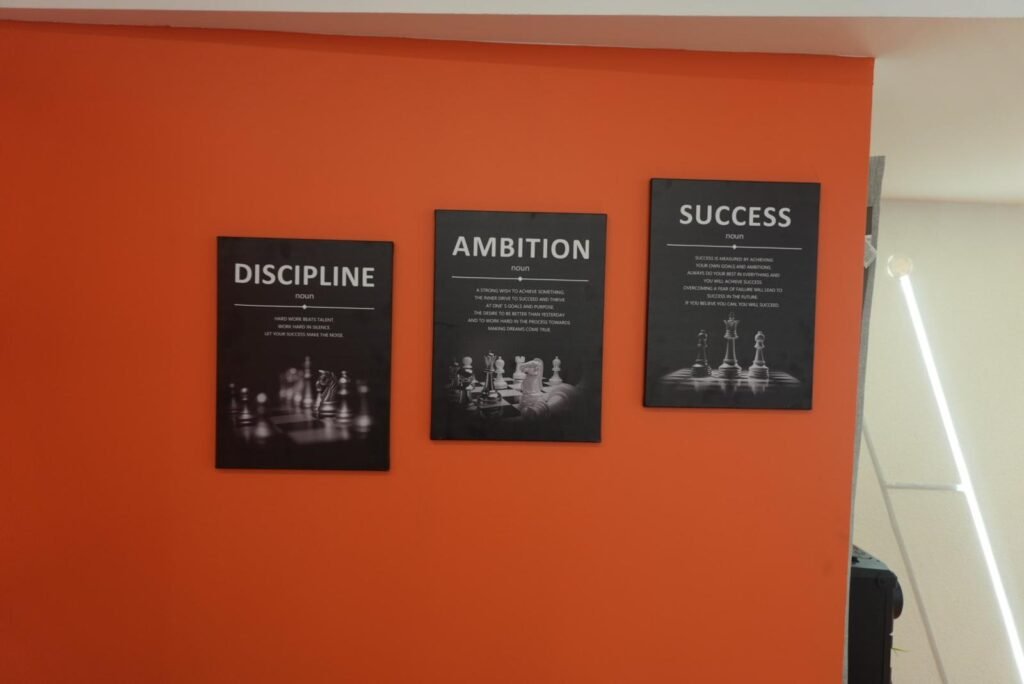 Tableaux Discipline, Ambition, Success dans le salon Hairitage